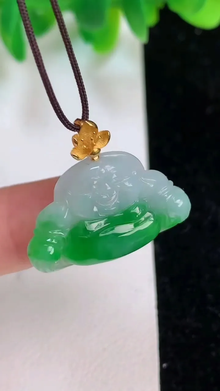 天然A货翡翠佛公吊坠，尺寸16.8-25.3-4.4，重量:2.97g
6月18日