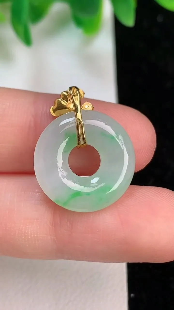 天然A货翡翠平安环吊坠，尺寸17.6-3.5，重量:2.23g
6月18日
