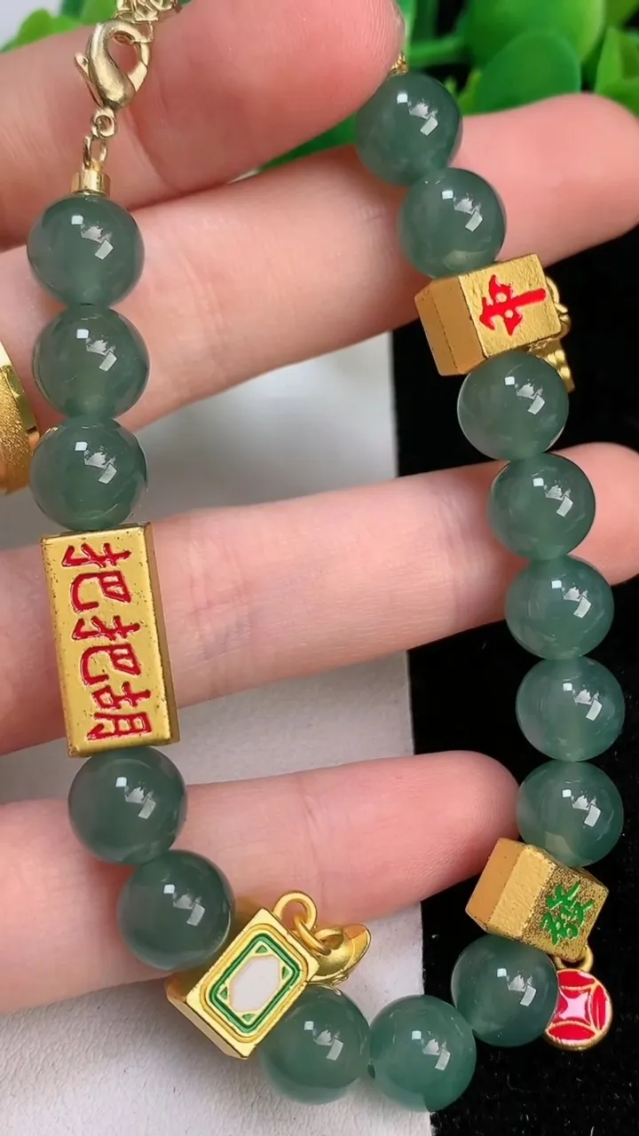 天然A货翡翠圆珠手链，尺寸8.8，重量:30.65g6月18日
工厂直销收藏佳品,种好水足，色泽均匀，有种有色，上手高大气！