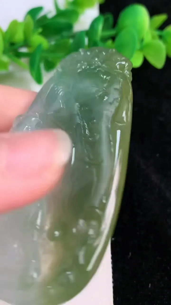 天然A货翡翠普贤菩萨吊坠，尺寸74.7-40.6-4，重量:30.54g
6月18日