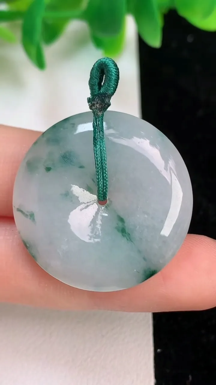 天然A货翡翠飘花平安扣吊坠，尺寸29.4-5.6，重量:9.00g
6月18日
