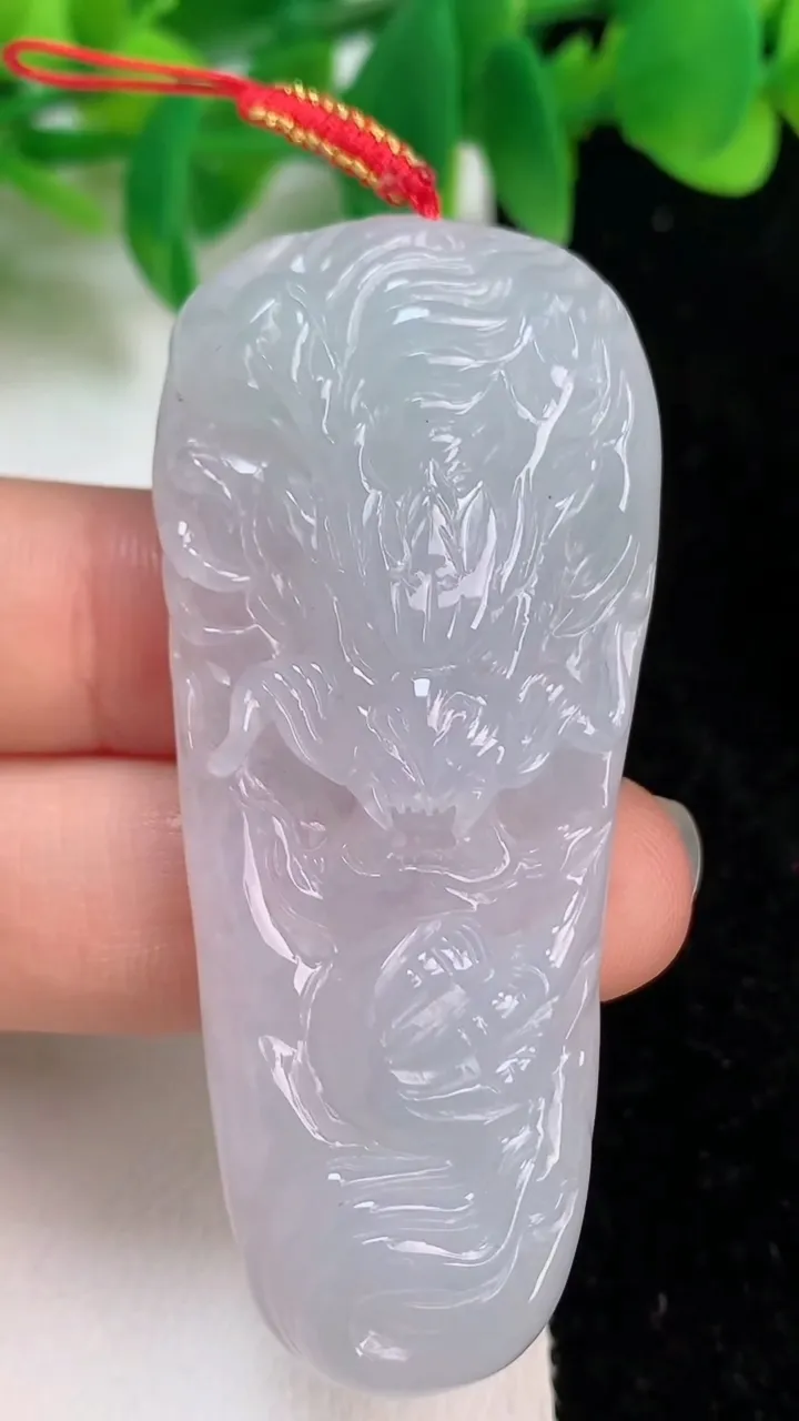 天然A货翡翠龙牌吊坠，尺寸60-26.6-9.4，重量:25.49g
6月18日