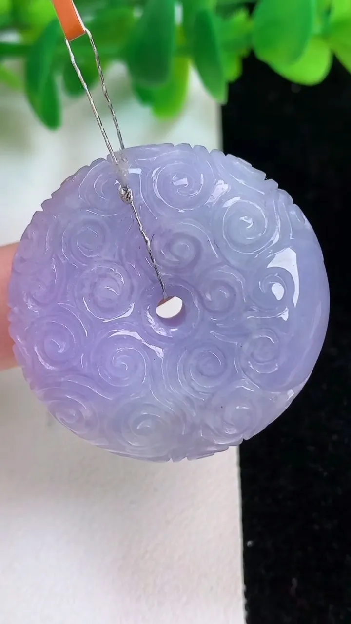 天然A货翡翠紫罗兰雕花平安扣吊坠，尺寸34.6-10.7，重量:25.07g
6月18日