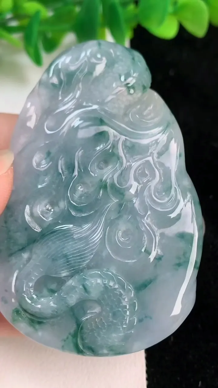 天然A货翡翠飘花龙牌吊坠，尺寸66-43-11，重:55.62g
6月18日