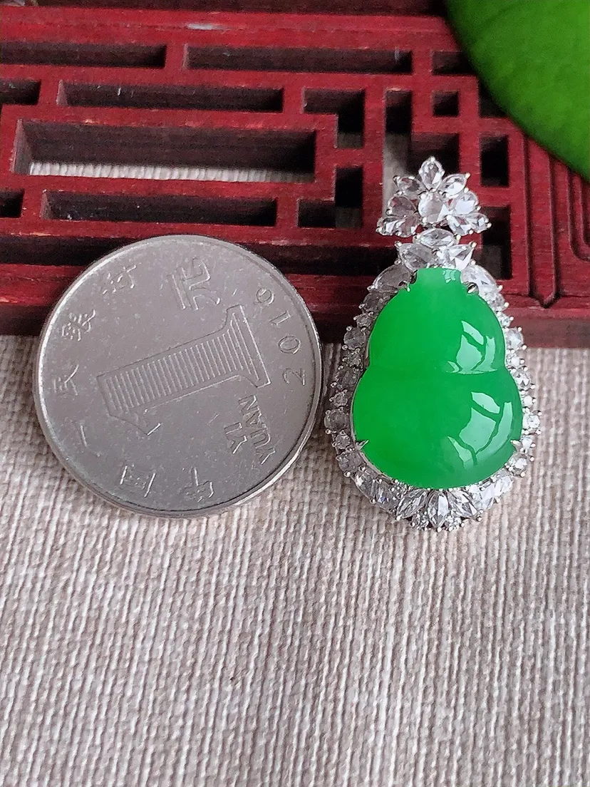 天然A货翡翠18K金伴阳绿葫芦吊坠尺寸31.2×17.6×11裸石17.3×13.4m量7.00g 0617