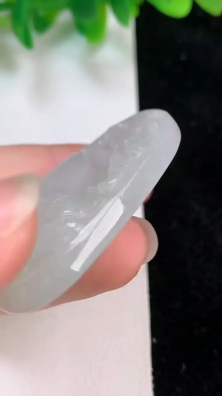 天然A货翡翠生肖猪吊坠，尺寸42.7-30.3-7.5，重量:16.86g
6月18日