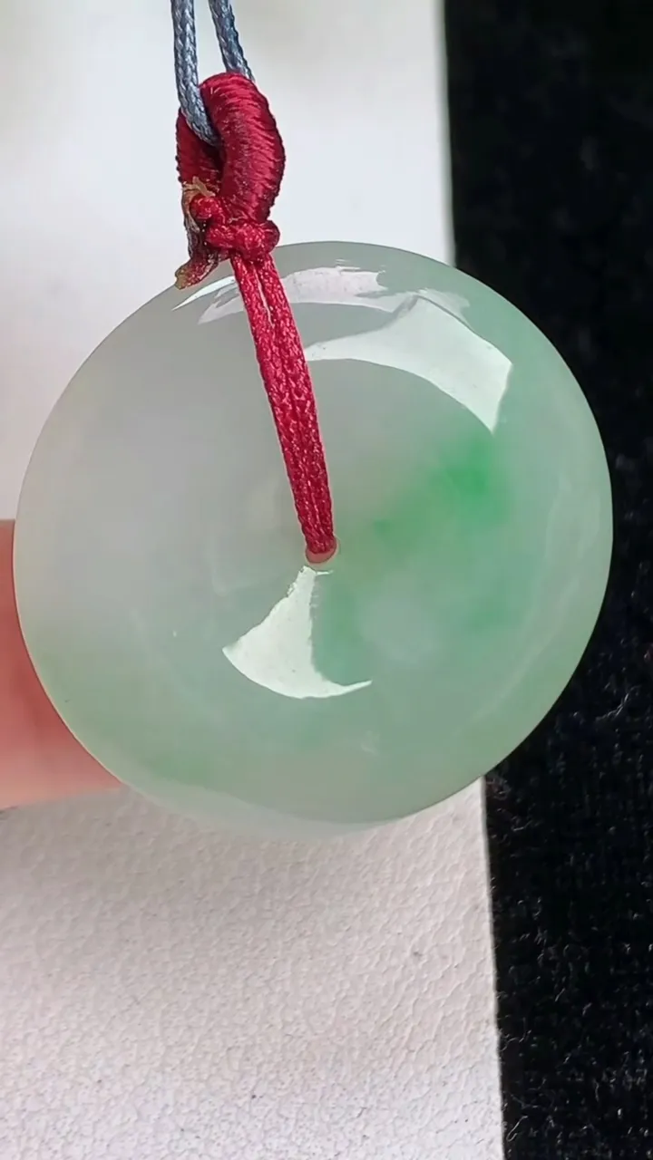 天然A货翡翠平安扣吊坠，尺寸26.7-5，重量:7.56g
6月18日
