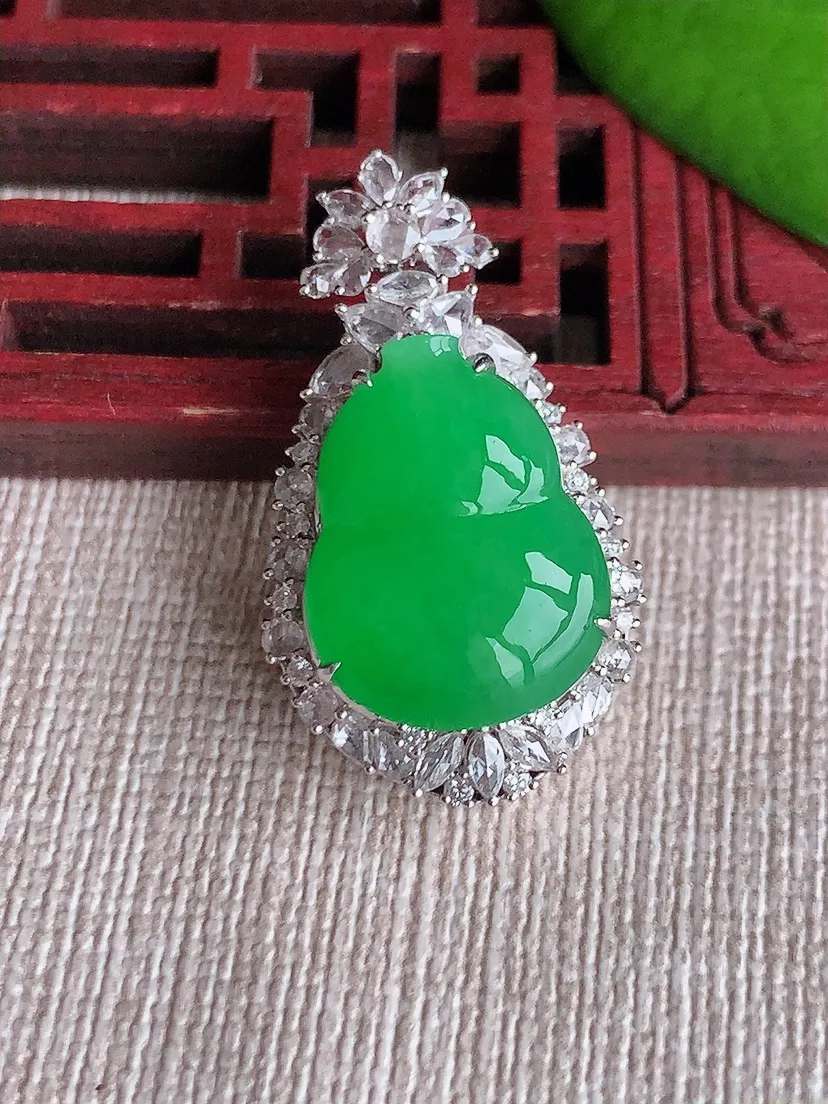 天然A货翡翠18K金伴阳绿葫芦吊坠尺寸31.2×17.6×11裸石17.3×13.4m量7.00g 0617