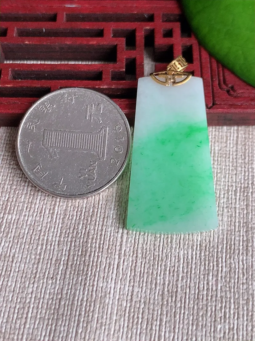 天然A货翡翠18K飘绿无事牌吊坠尺寸34.3×18.2×2.8m量5.63g 0617