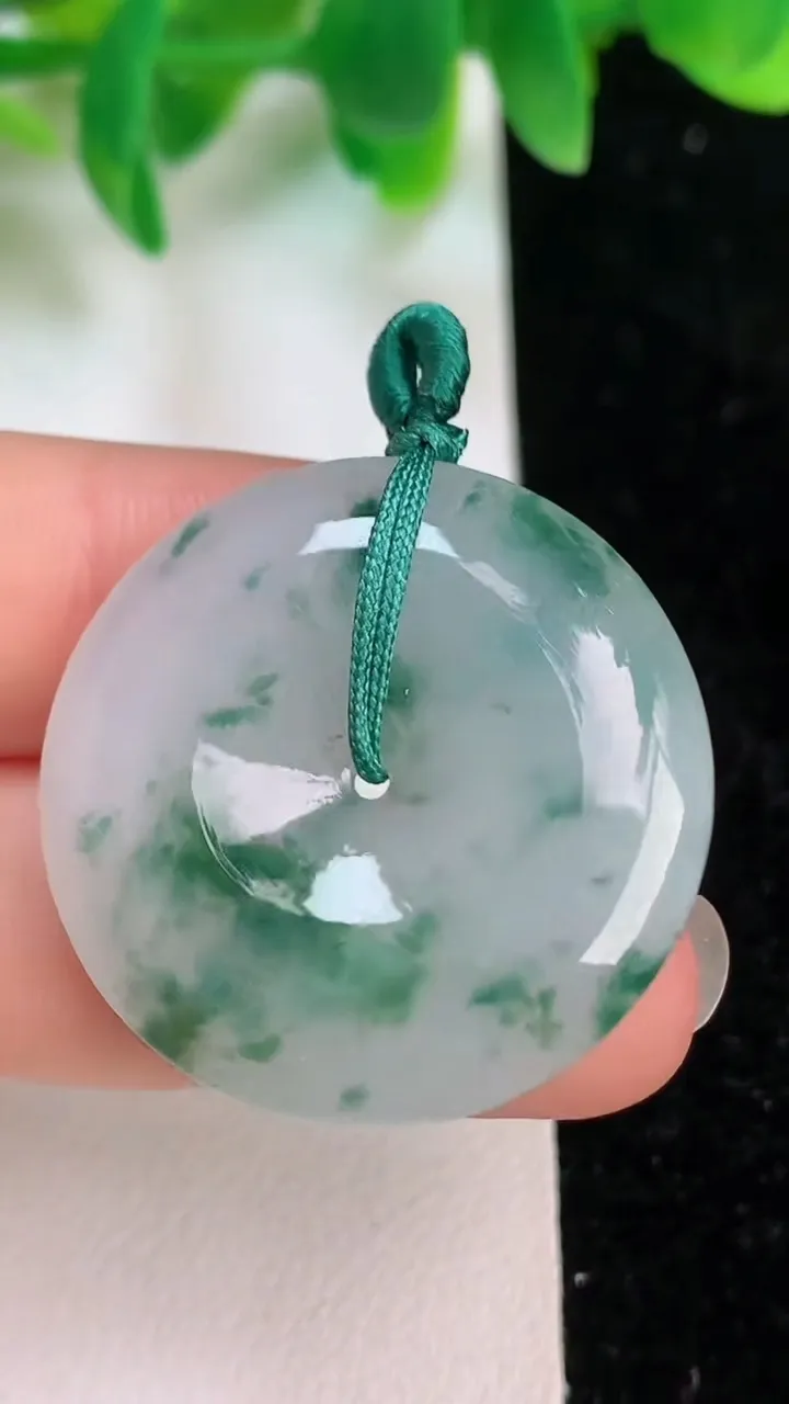 天然A货翡翠飘花平安扣吊坠，尺寸29.4-5.6，重量:9.00g
6月18日