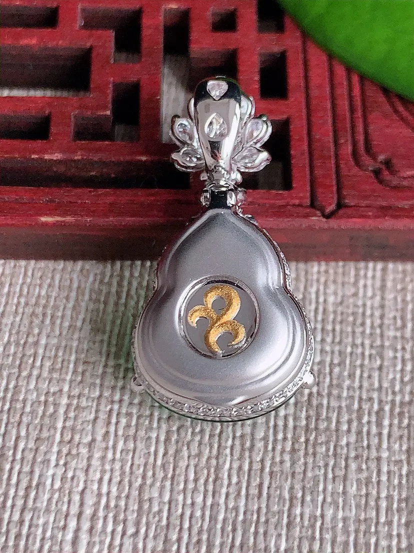 天然A货翡翠18K金伴满绿葫芦吊坠尺寸28.8×17×14.5×9.6m量7.00g 0617