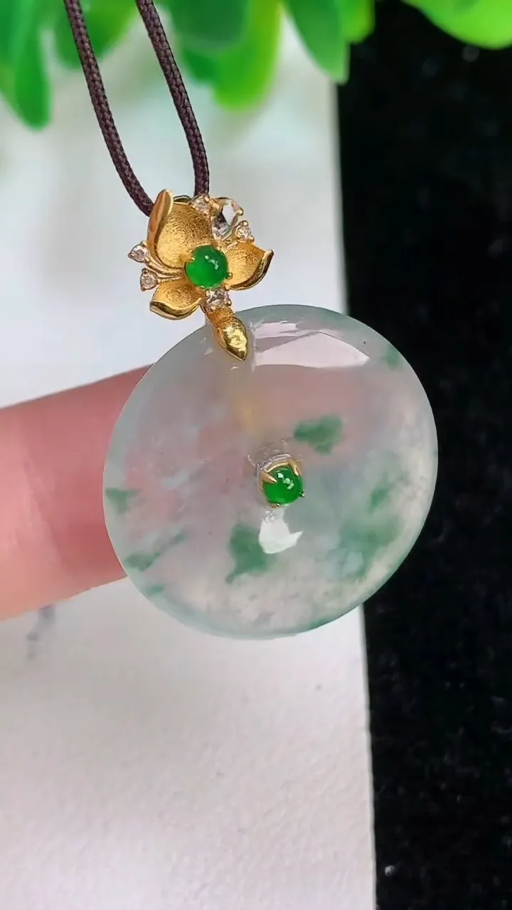 天然A货翡翠平安扣吊坠，尺寸22-3.8，重量:4.35g
6月18日