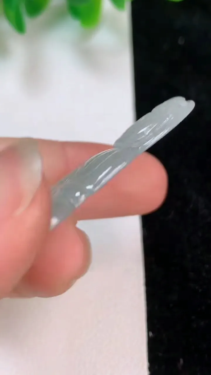 天然A货翡翠冰种观音菩萨吊坠，尺寸45.2-27.3-3.3，重量:7.09g
6月18日