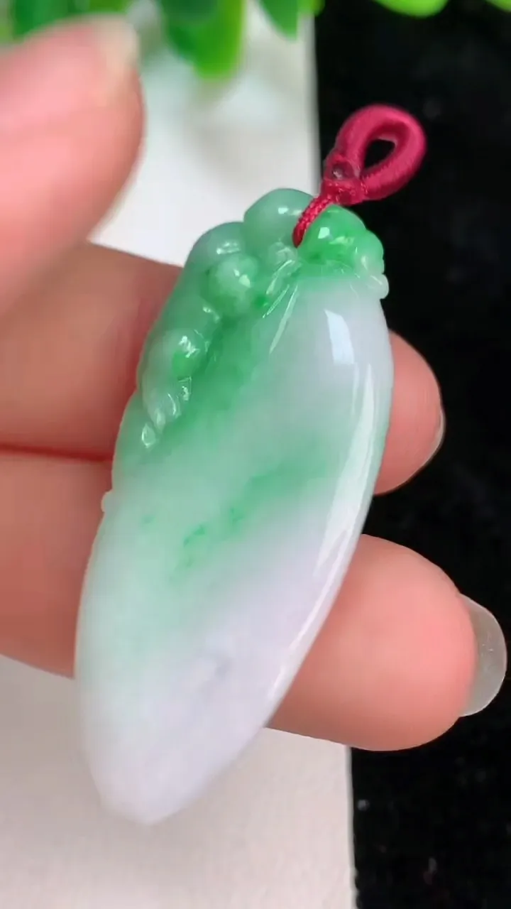 天然A货翡翠福瓜吊坠，尺寸43-18.5-5.8，重量:8.66g
6月18日