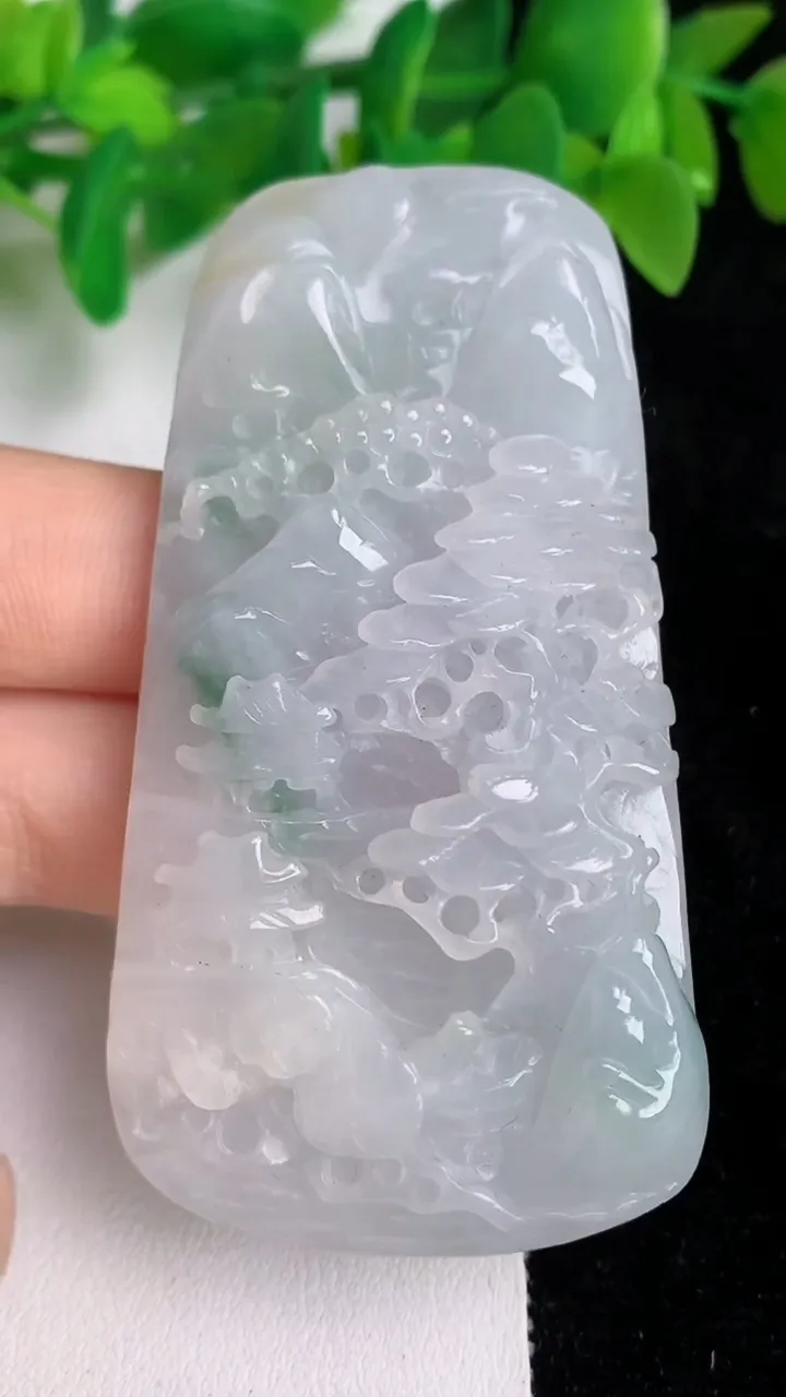 天然A货翡翠飘花山水牌吊坠，尺寸70-37-10，重:47.05g
6月18日