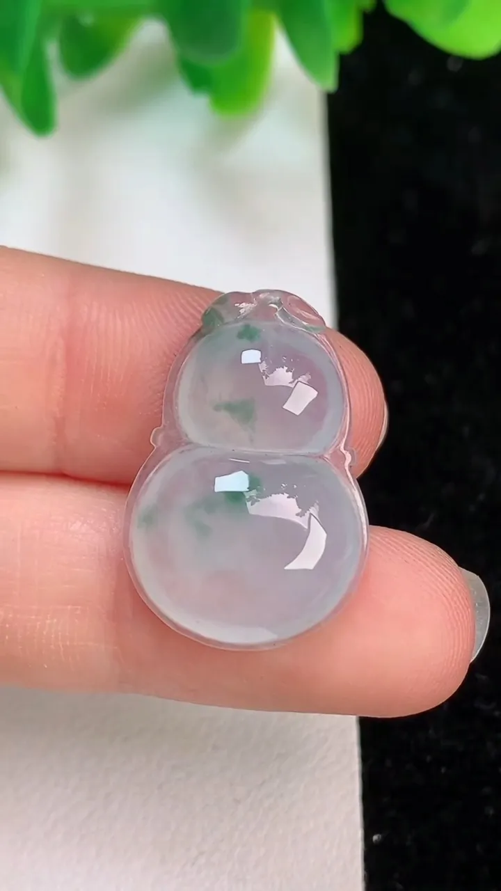 天然A货翡翠冰种飘花葫芦吊坠，尺寸24-16.3-5.2，重量:3.20g
6月18日
