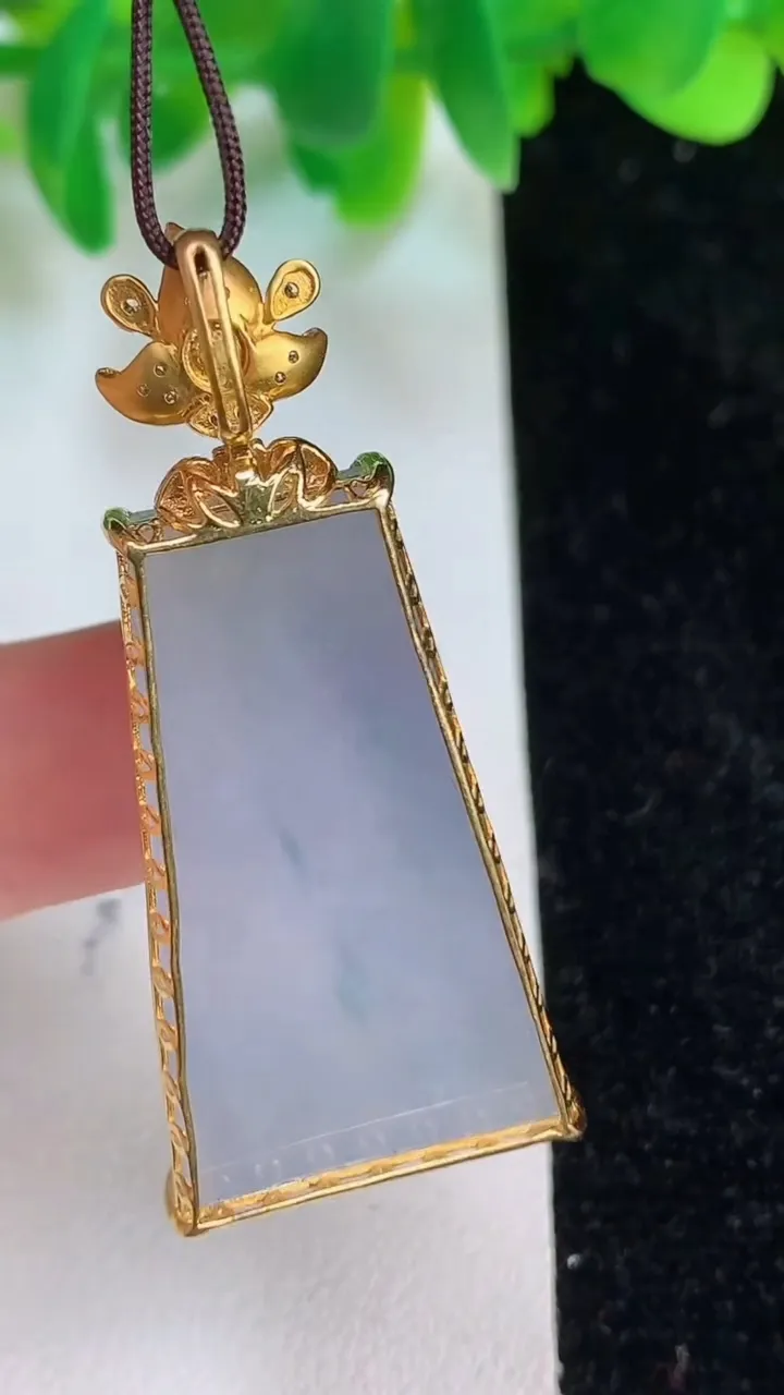 天然A货翡翠种紫罗兰无事牌吊坠，尺寸43.8-33-18.8-6.7，重量:8.60g
6月18日