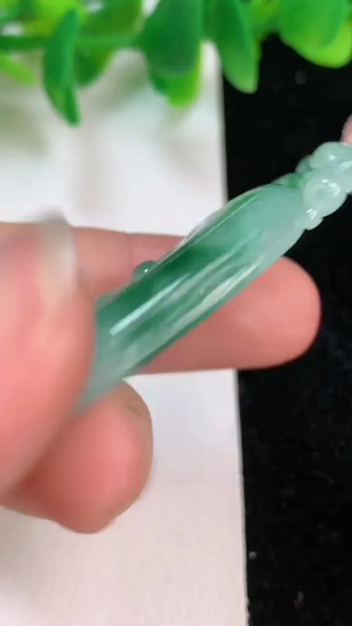 天然A货翡翠如意吊坠，尺寸49.7-24.4-5.6，重量:11.78g
6月18日