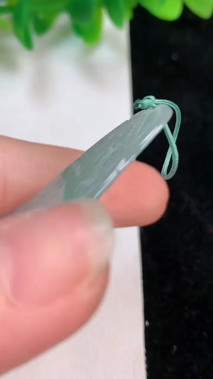 天然A货翡翠飘花悟道吊坠，尺寸45-24-7.5，重量:11.52g
6月18日