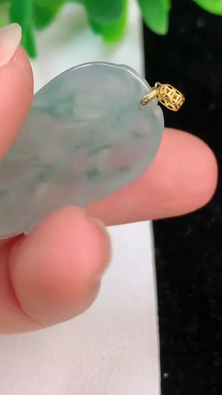 天然A货翡翠种飘花金枝玉叶 叶子吊坠，尺寸31.8-17.5-4.4，重量:5.08g
6月18日