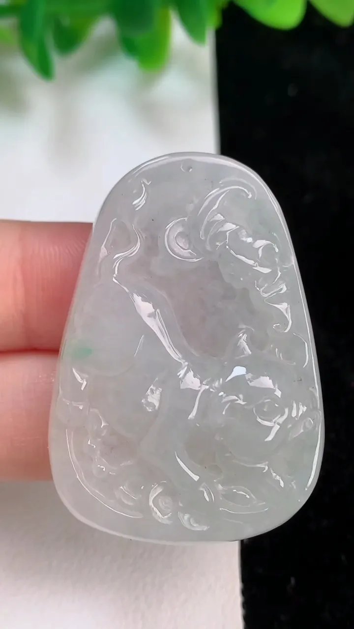 天然A货翡翠生肖猪吊坠，尺寸42.7-30.3-7.5，重量:16.86g
6月18日