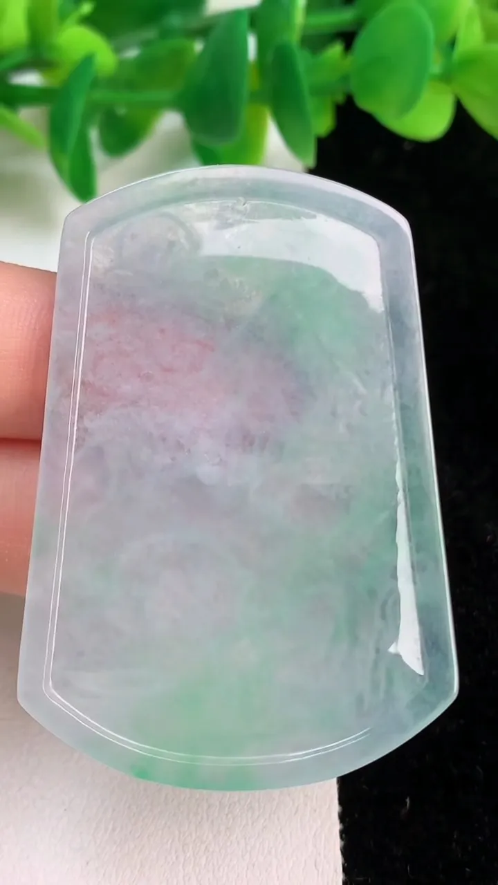 天然A货翡翠山水牌吊坠，尺寸52-36.6-3.4，重量:14.66g
6月18日