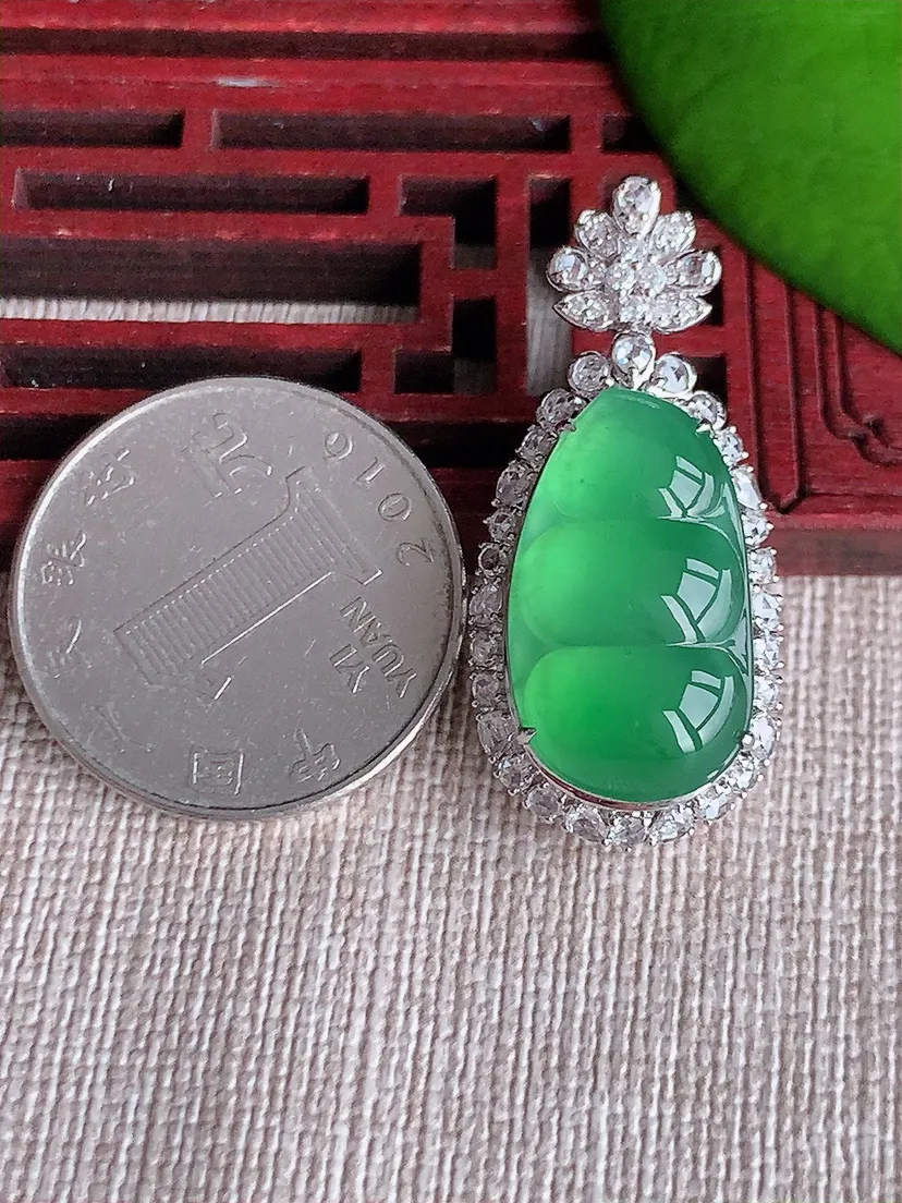 天然A货翡翠18K金伴满绿四季豆福豆平安豆吊坠尺寸35.6×16.2×12.6裸石21.2×12.2m量6.75g 0617