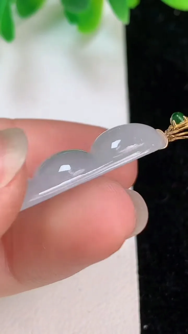 天然A货翡翠18k金飘花福豆吊坠，尺寸32.5-14.6-5.7，重量:5.20g
6月18日