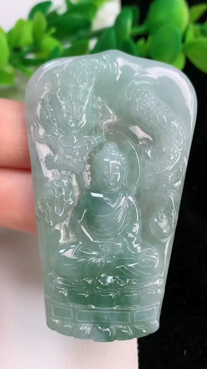 天然A货翡翠祥龙大日如来吊坠，尺寸65.4-39.8-5.7，重量:31.68g
6月18日