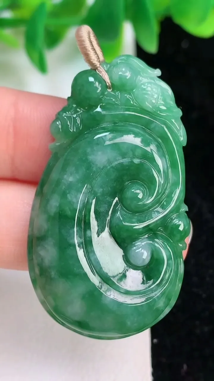 天然A货翡翠如意吊坠，尺寸44.826-5.7，重量:12.01g
6月18日