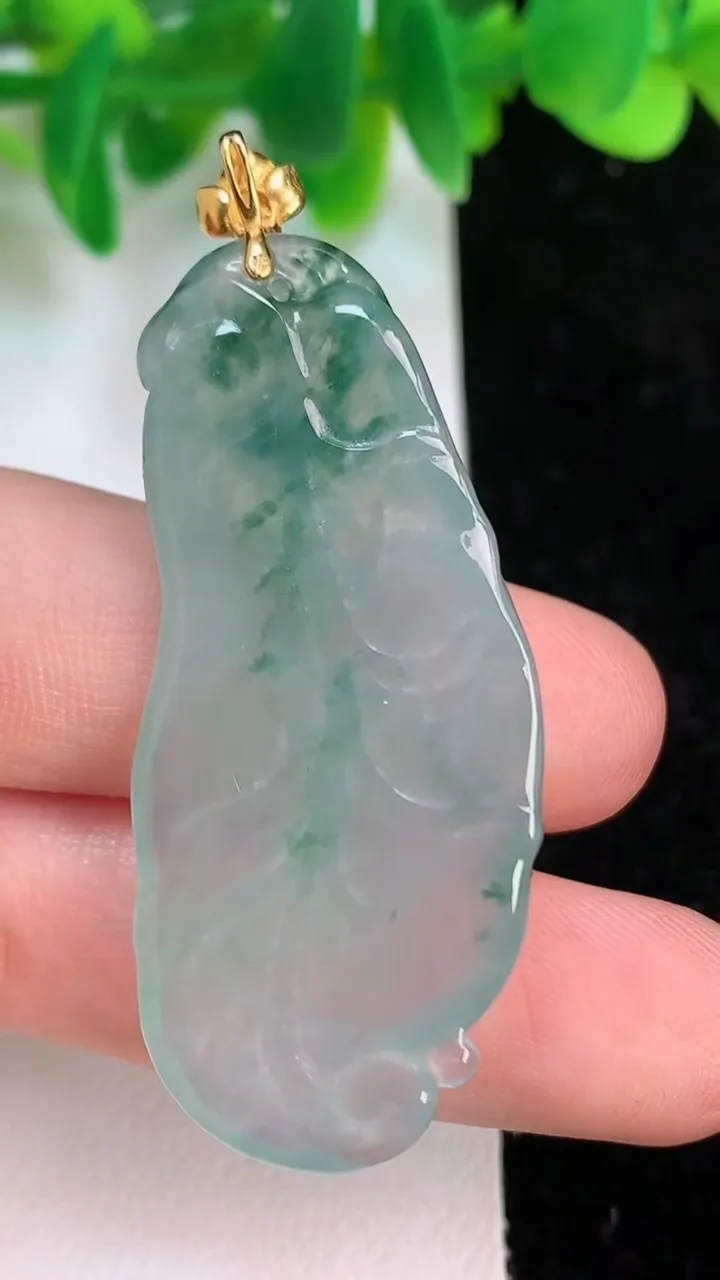 天然A货翡翠种飘花一鸣惊人吊坠，尺寸47-20.3-6.6，重量:12.60g
6月18日