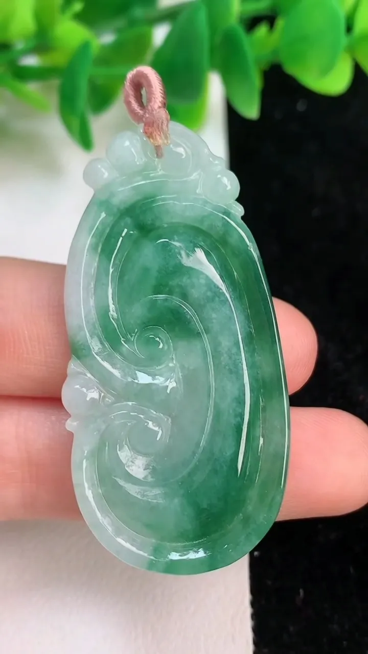 天然A货翡翠如意吊坠，尺寸50.4-25-5.4，重量:13.23g
6月18日
