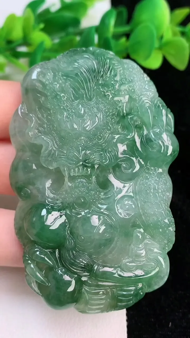 天然A货翡翠龙牌吊坠，尺寸69-42.5-10.2，重量:53.28g
6月18日