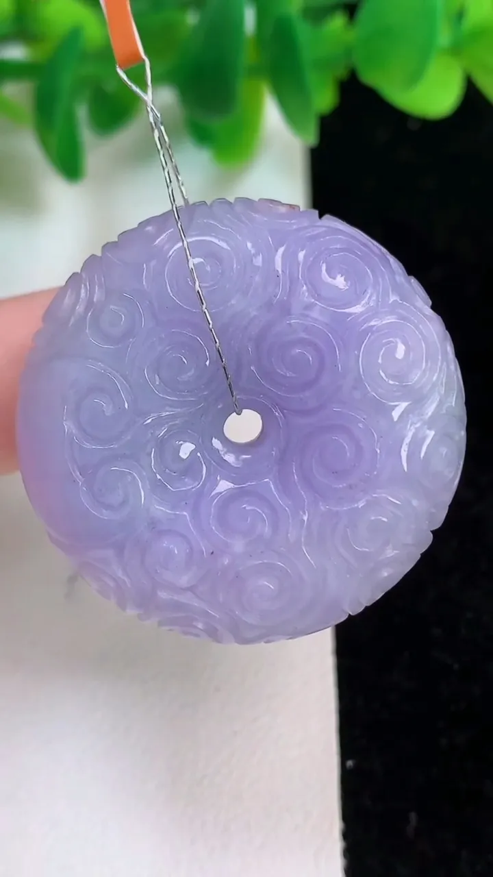 天然A货翡翠紫罗兰雕花平安扣吊坠，尺寸34.6-10.7，重量:25.07g
6月18日