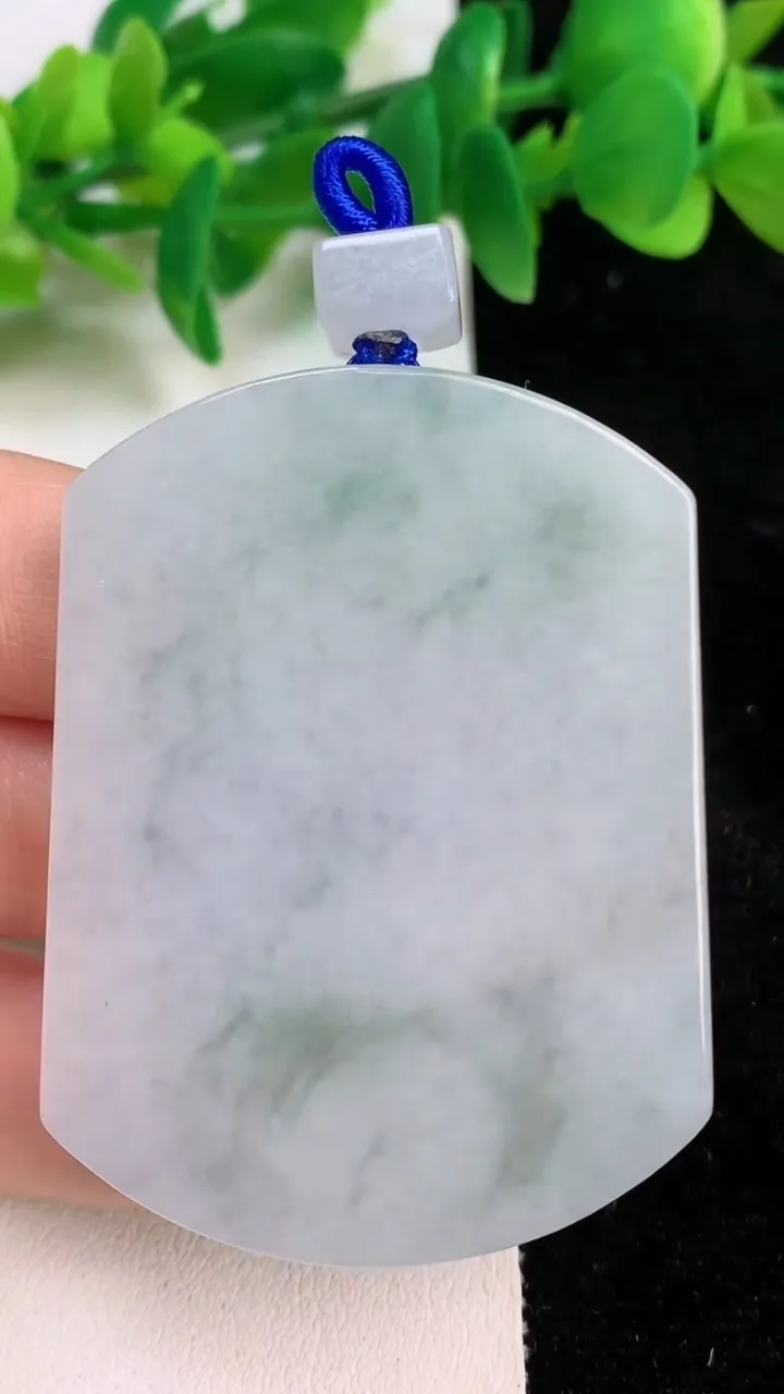 天然A货翡翠飘花无事牌吊坠，尺寸53.5-40-6，重量:38.15g
6月18日