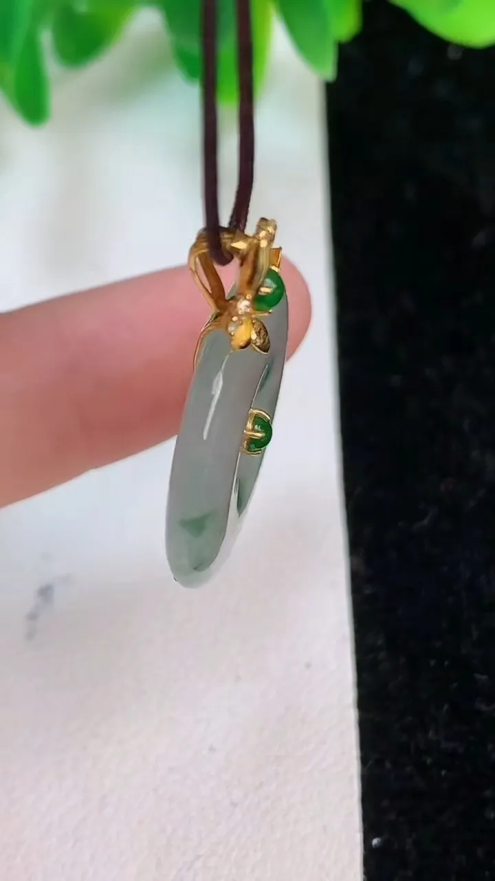 天然A货翡翠平安扣吊坠，尺寸22-3.8，重量:4.35g
6月18日