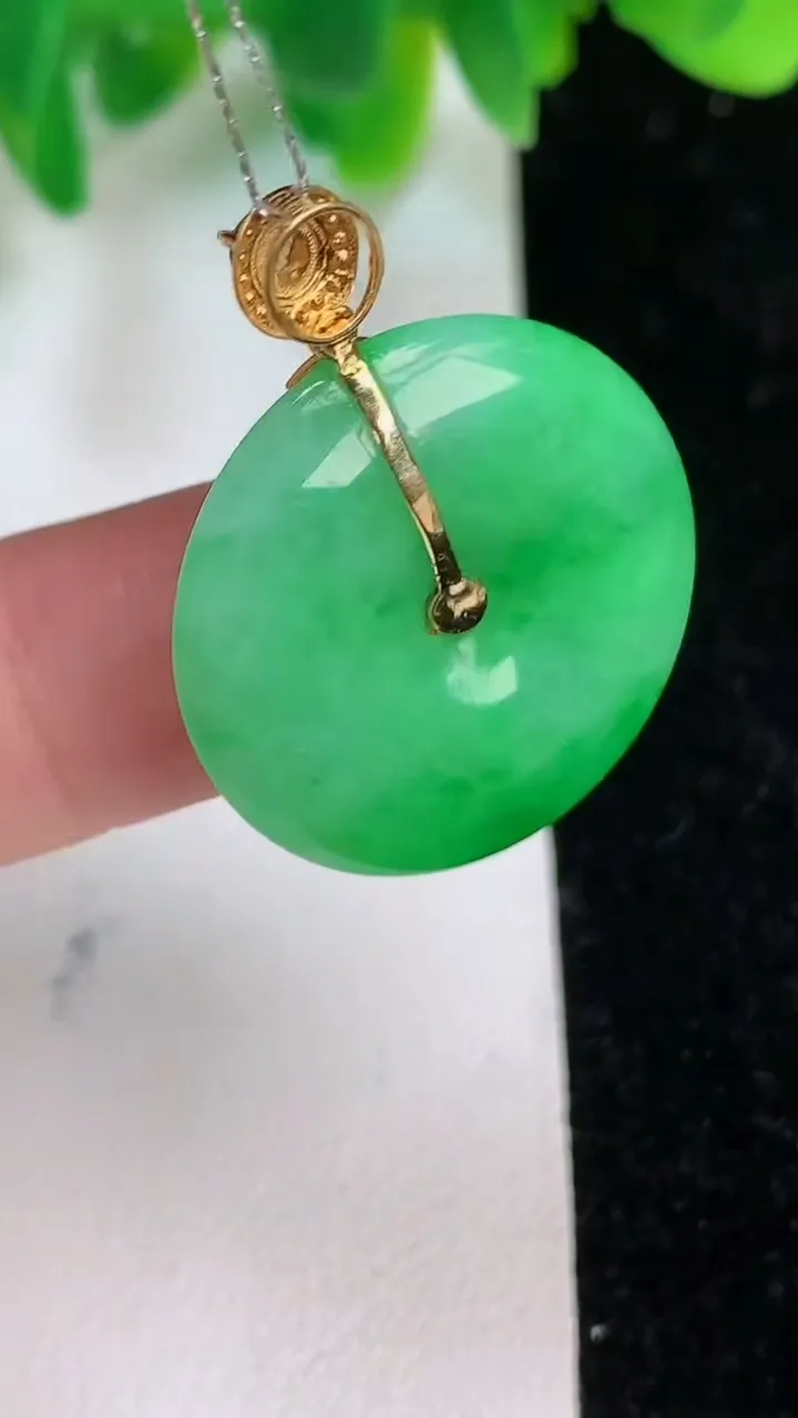 天然A货翡翠平安扣吊坠，尺寸23.3-4，重量:4.93g
6月18日