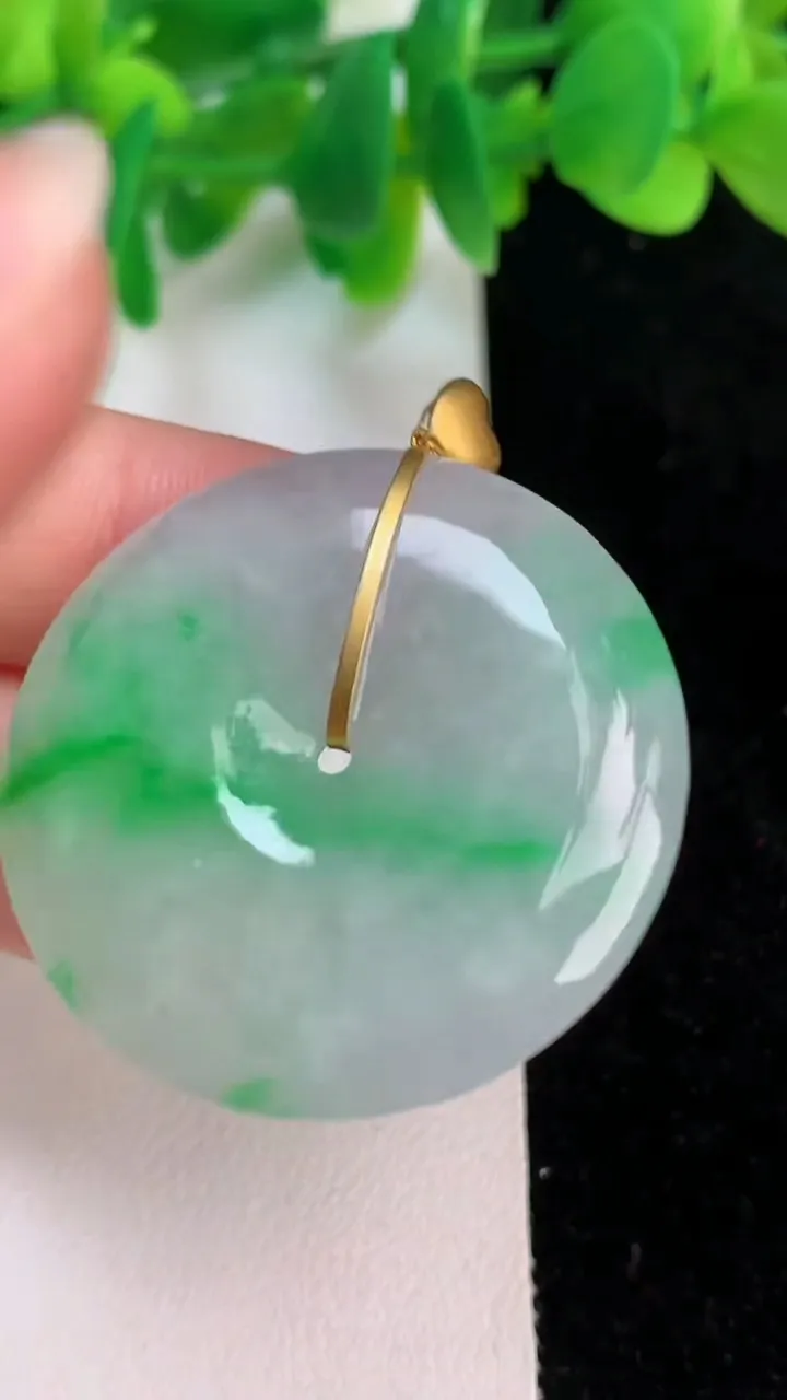 天然A货翡翠平安扣吊坠，尺寸35.4-5.4，重量:14.38g
6月18日