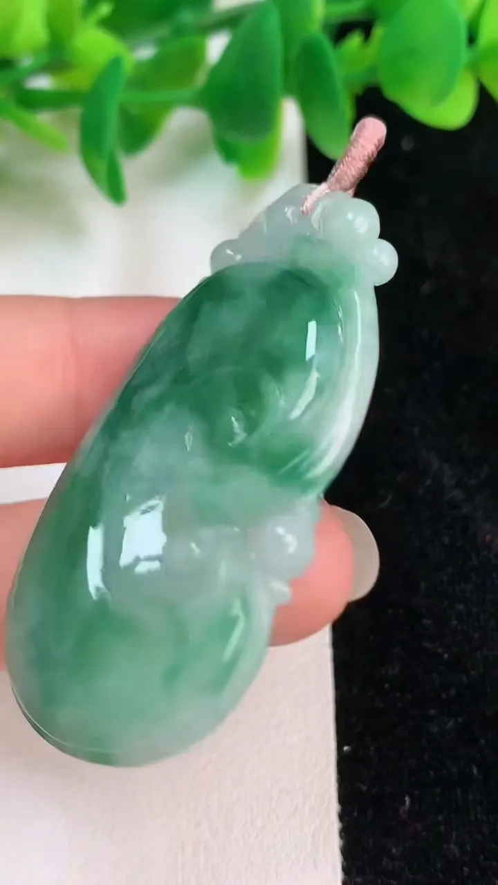 天然A货翡翠如意吊坠，尺寸50.4-25-5.4，重量:13.23g
6月18日