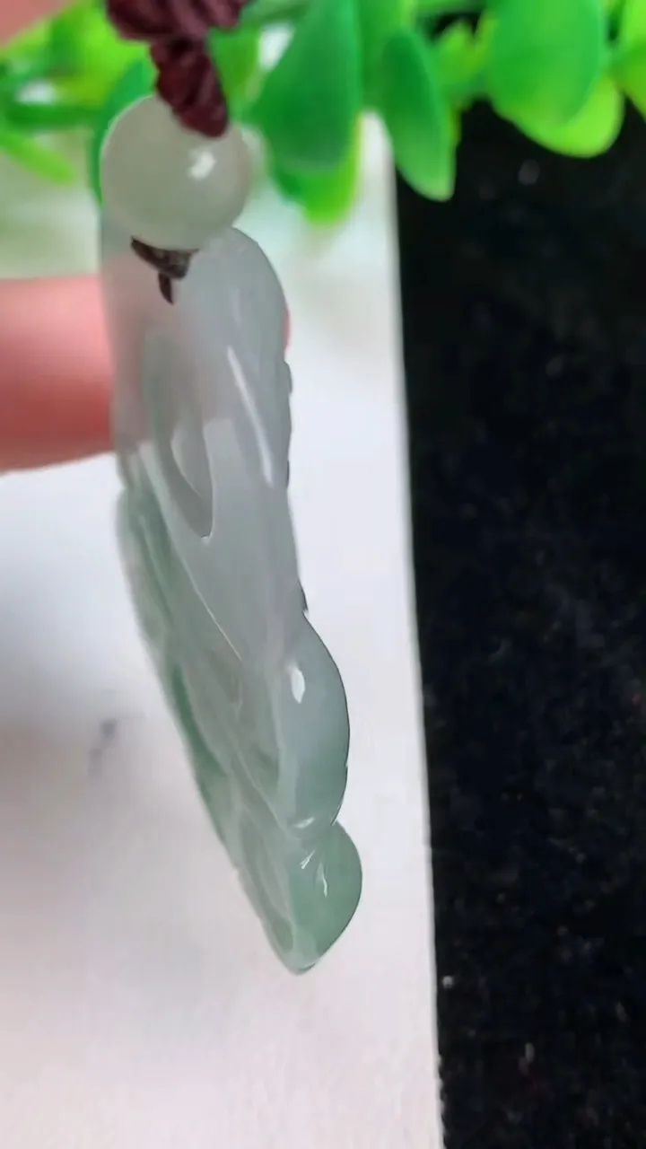 天然A货翡翠飘花观音菩萨吊坠，尺寸52-37.6-5.7，重量:20.63g
6月18日