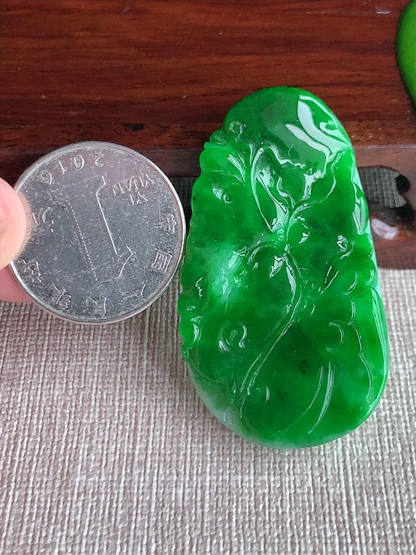 天然A货翡翠飘阳绿连年有余吊坠 尺寸48.2×27×8.2m量20.16g 0617