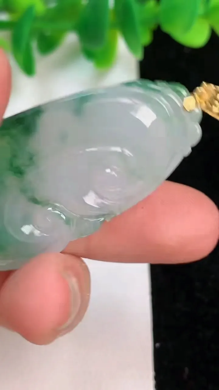 天然A货翡翠如意吊坠，尺寸42.8-22.3-5，重量:9.42g
6月18日