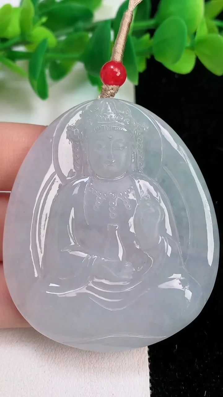 天然A货翡翠度母吊坠，尺寸56.8-48.2-6，重量:33.70g
6月18日