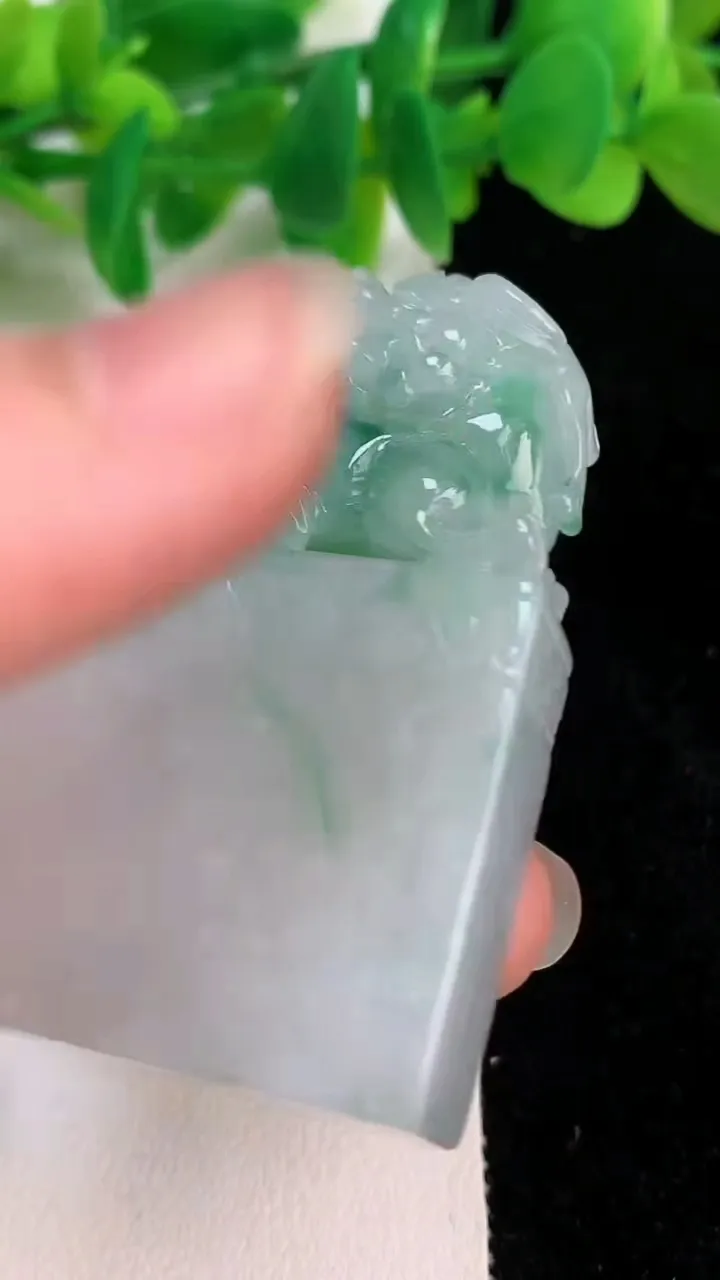 天然A货翡翠麒麟印章吊坠，尺寸52-31.3-11.6，重量:49.21g
6月18日