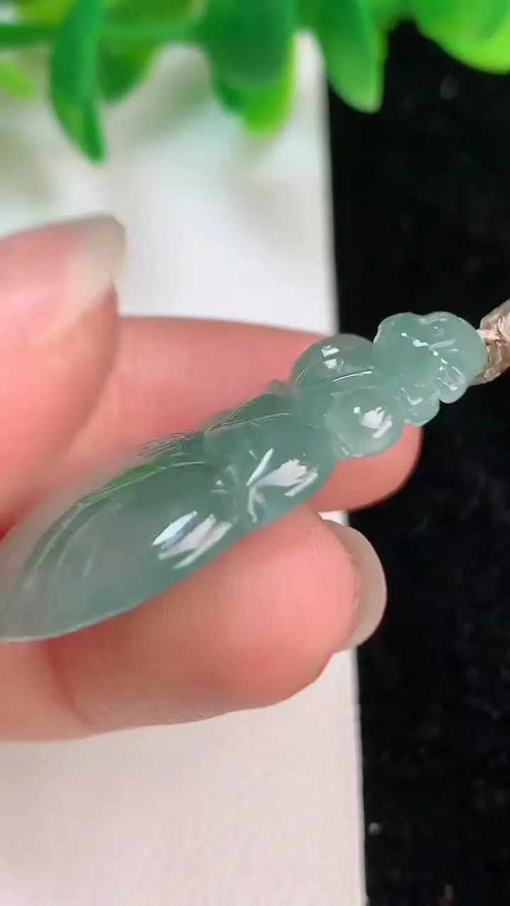 天然A货翡翠寿桃吊坠，尺寸32.8-21-5.3，重量:6.58g
6月18日