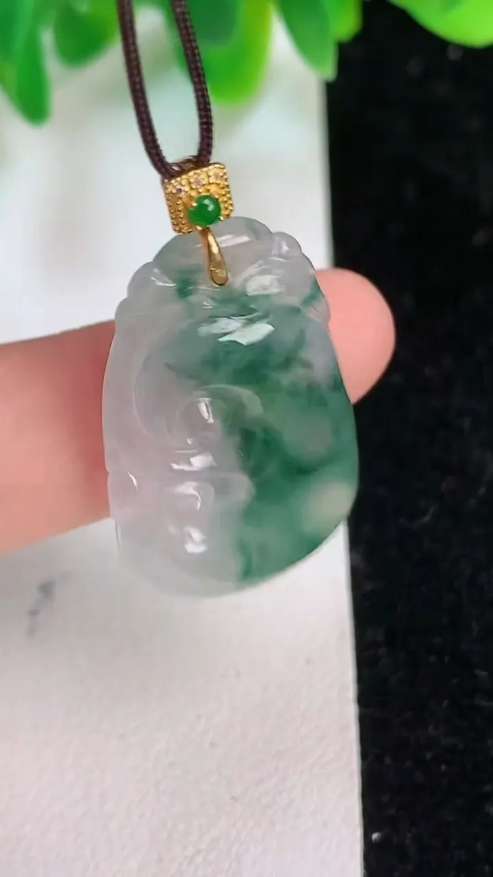 天然A货翡翠种飘花如意吊坠，尺寸30.7-18.2-4.5，重量:4.66g
6月18日