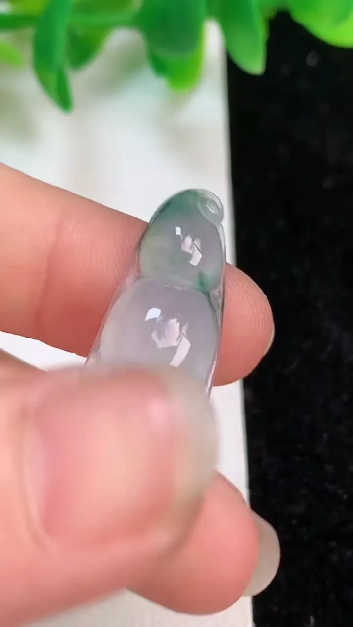 天然A货翡翠飘花福豆吊坠，尺寸25-12-5.6，重量:3.82g
6月18日