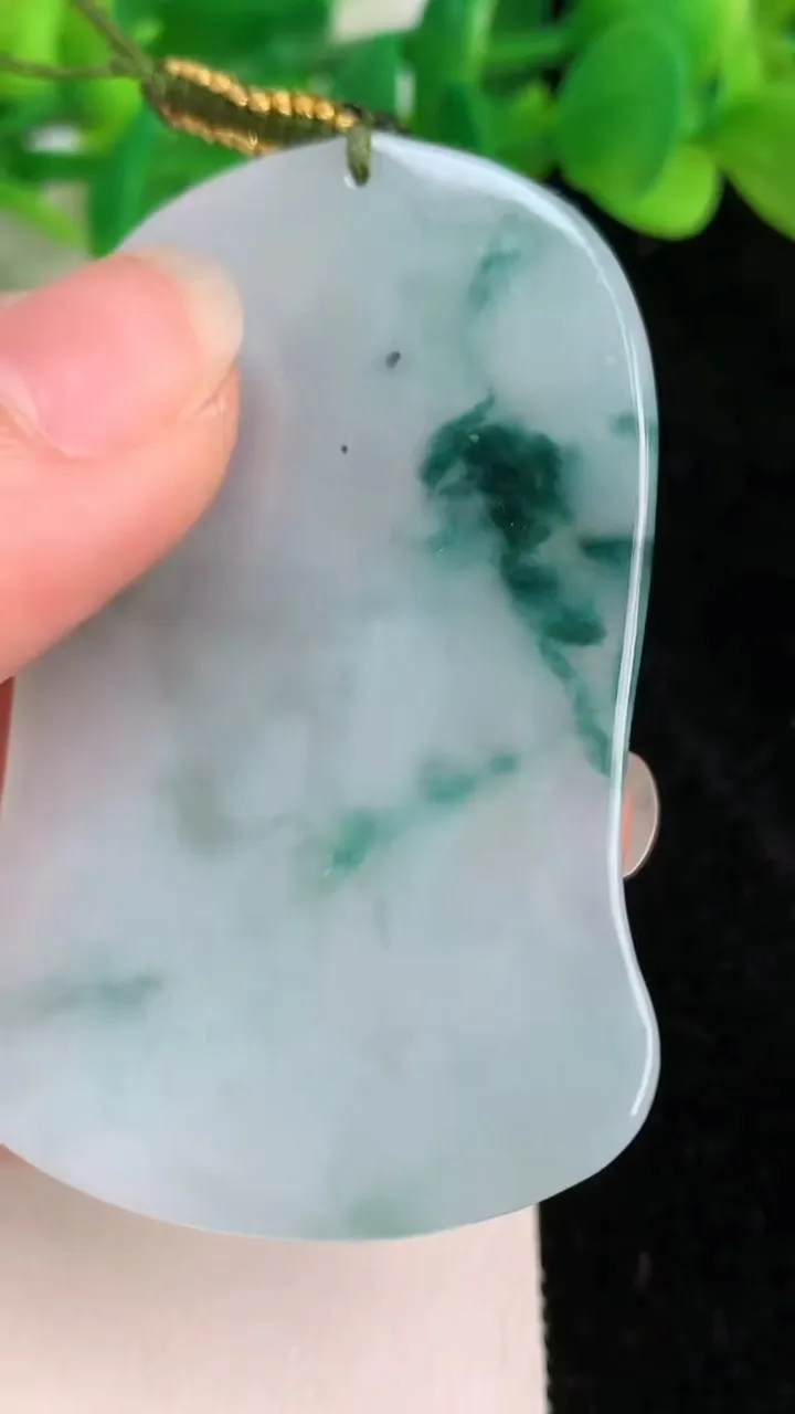 天然A货翡翠飘花观音菩萨吊坠，尺寸55-36.8-4.7，重量:22.12g
6月18日