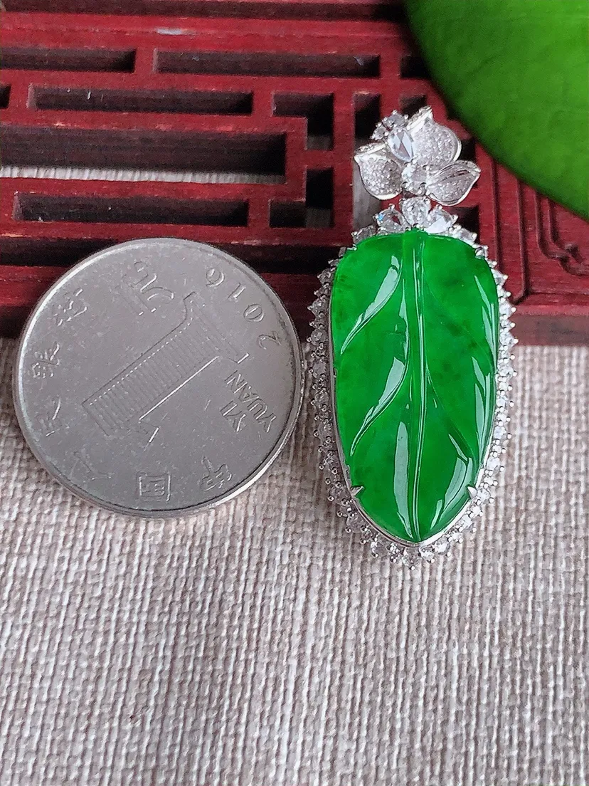 天然A货翡翠18K金伴阳绿叶子金枝玉叶吊坠尺寸38.7×17.2×10裸石26×13.5m量6.70g 0617