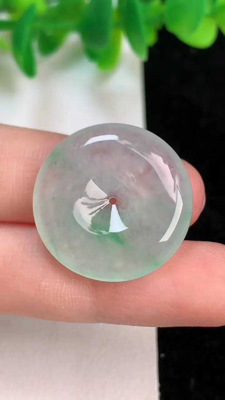 天然A货翡翠平安扣吊坠，尺寸24-4.6，重量:5.34g
6月18日